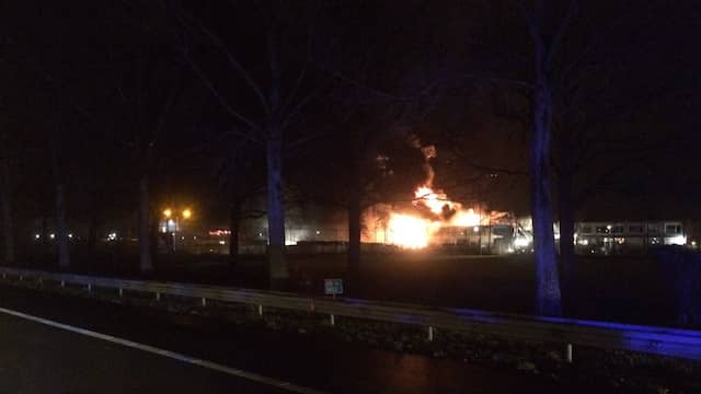 Grote brand in Zevenaar leidt tot ongeluk op A12.