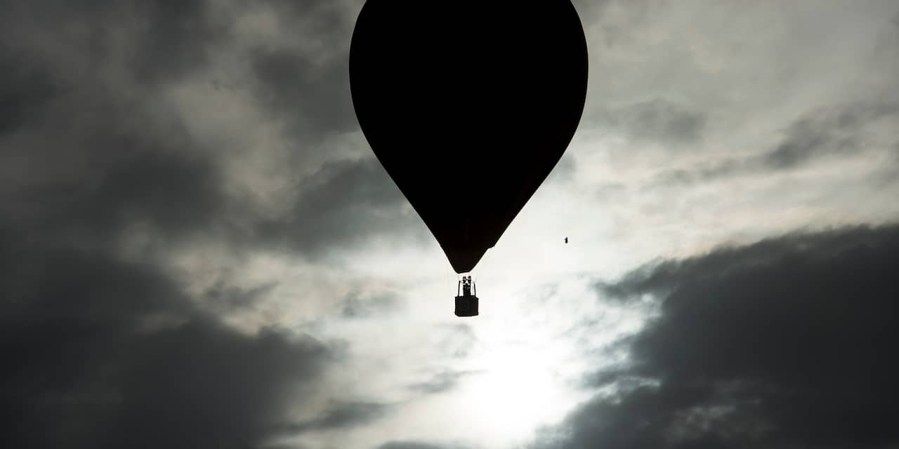 Mensen uit luchtballon bevrijd na aanvaring hoogspanningsmast Bottrop