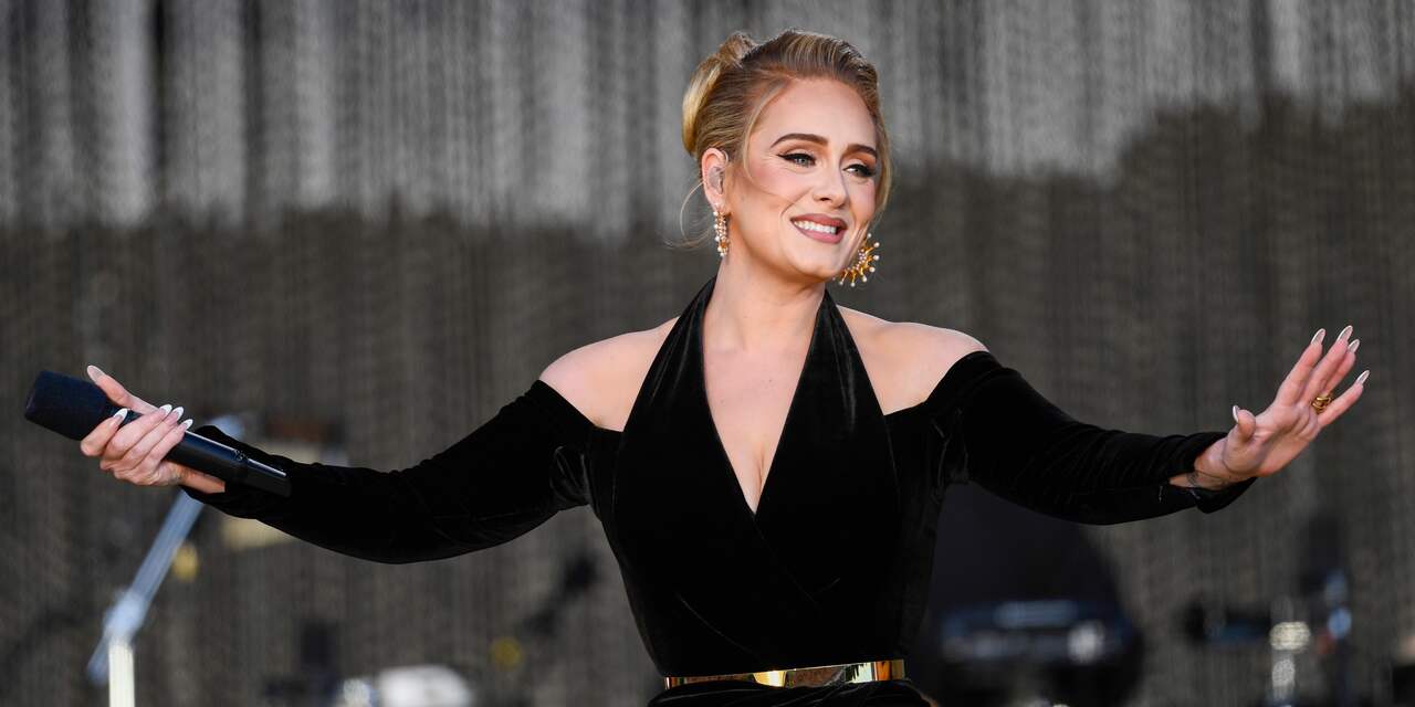 Adele raakt geëmotioneerd tijdens eerste grote concert in vijf jaar