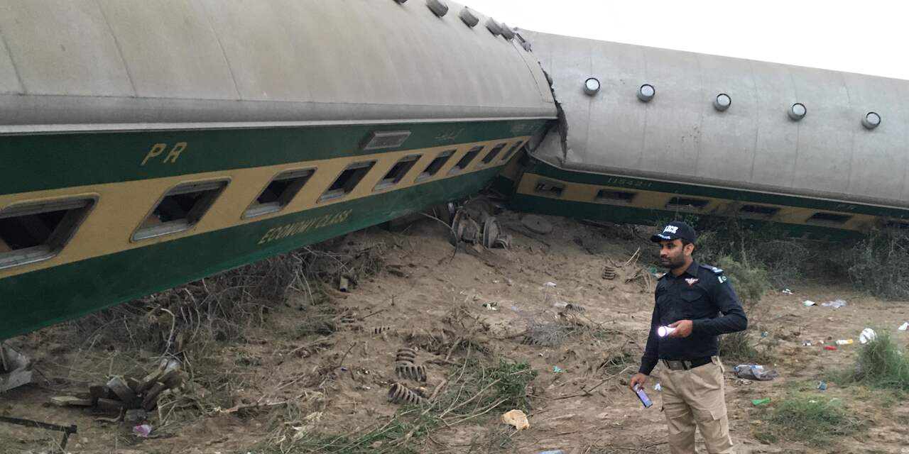 Zeker 25 doden bij treinbotsing in zuiden van Pakistan