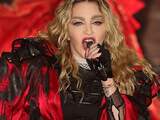 Madonna noemt ex-man Guy Ritchie een 'klootzak' op podium