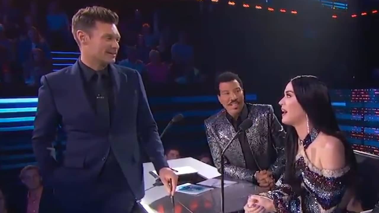 Beeld uit video: Ryan Seacrest flirt met Katy Perry denkende dat het reclame is
