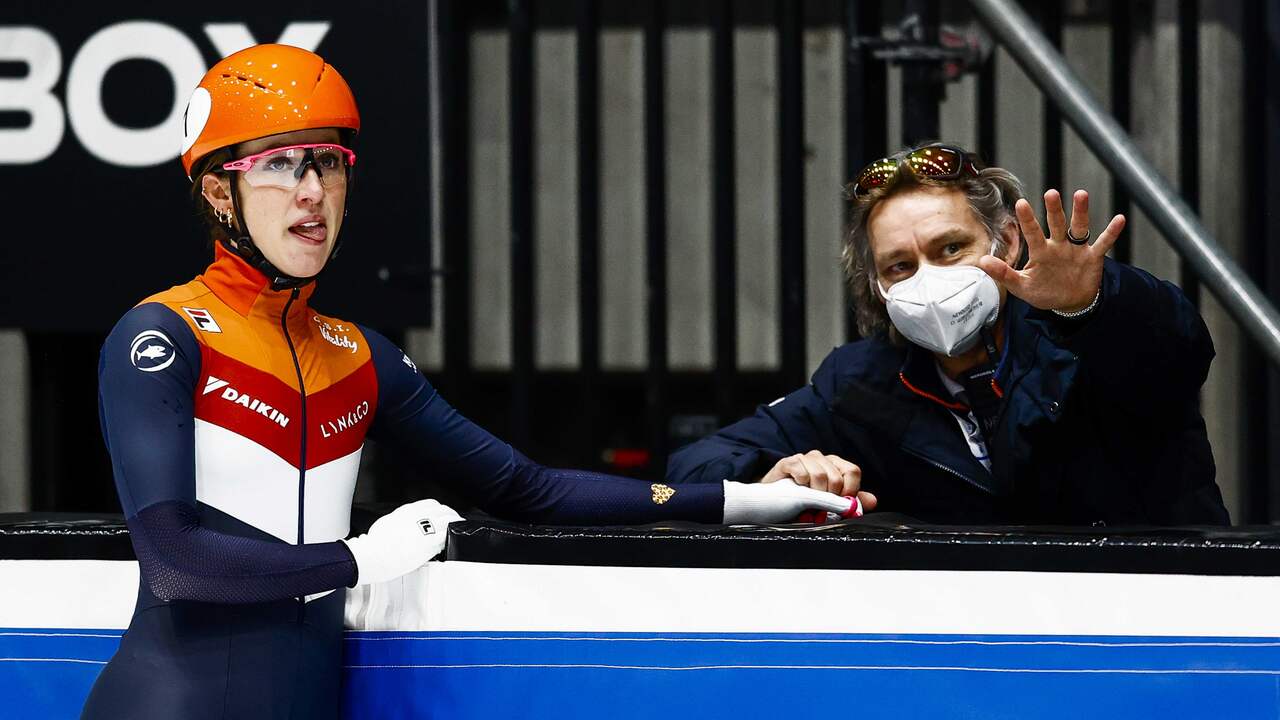 Suzanne Schulting praat na met bondscoach Jeroen Otter na de 1.500 meter, waarop ze brons won.