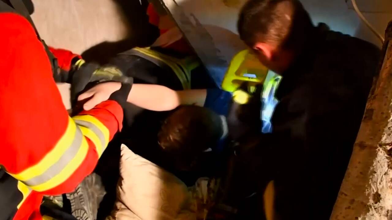 Beeld uit video: Oekraïense hulpdiensten trekken jongen onder puin vandaan