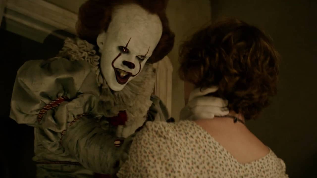 Beeld uit video: Clown Pennywise terroriseert groep kinderen in nieuwe trailer IT