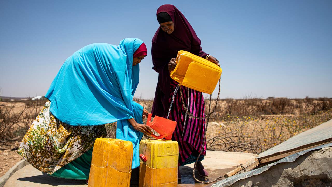 Xidhinta, Somalia: Wanita Muslim mengisi mangkuk air dengan air.  Selama Ramadhan, kemiskinan dirayakan di seluruh dunia.  Masalah kekeringan dan pangan di beberapa bagian Afrika juga mendapat banyak perhatian.