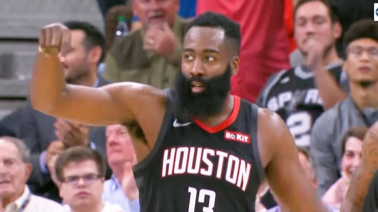 Bal springt uit net na zuivere dunk van Harden en wordt afgekeurd