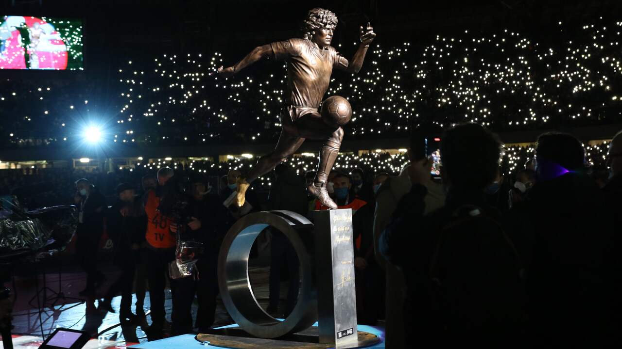 Het is het derde standbeeld van Maradona in Napels. Donderdag, precies een jaar na zijn dood, werd er al een beeld gepresenteerd dat eveneens buiten het stadion een plekje krijgt.
