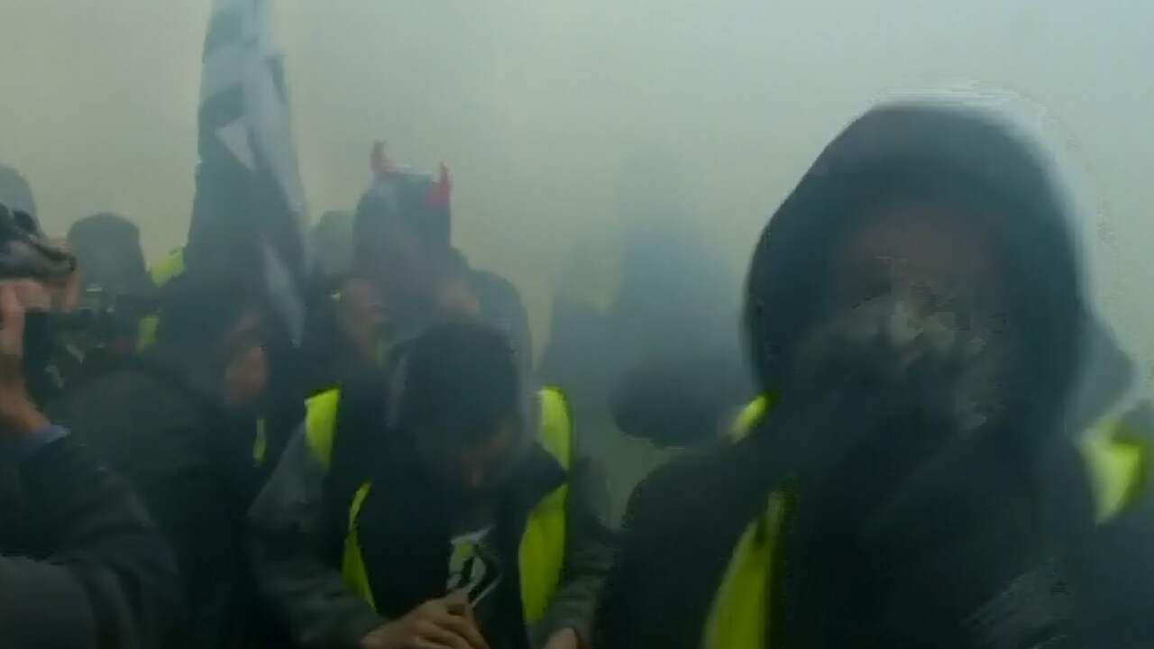 Beeld uit video: Politie zet traangas in bij protest 'Gele Hesjes' in Parijs