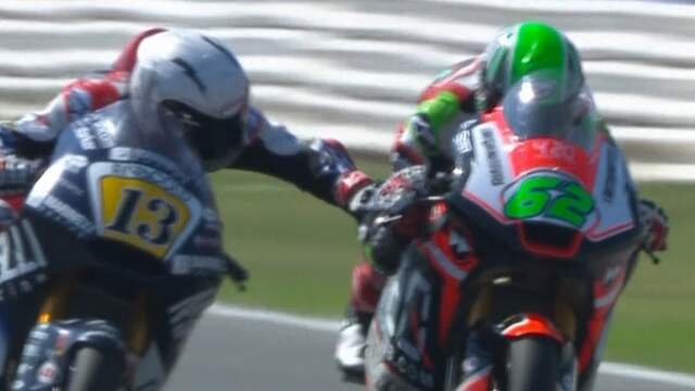 Moto2-coureur knijpt in remmen van concurrent