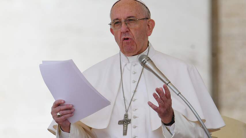 Paus Franciscus wil verbod op sigaretten in Vaticaanstad