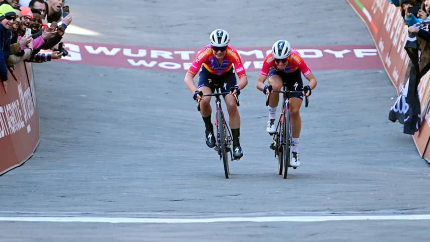 Vollering wordt in finale Strade Bianche gehinderd door paard, maar wint wel