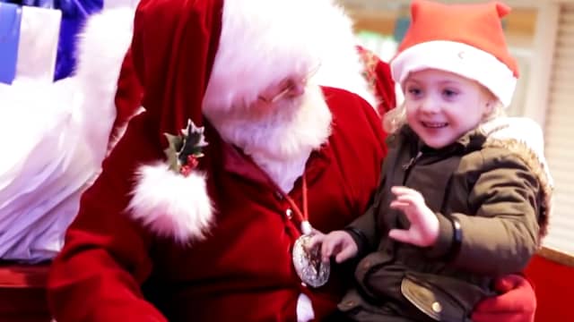Vertederend: Kerstman gebruikt gebarentaal voor doof meisje