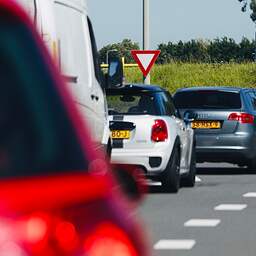 Man aangehouden voor bekladden 84 verkeersborden langs N57