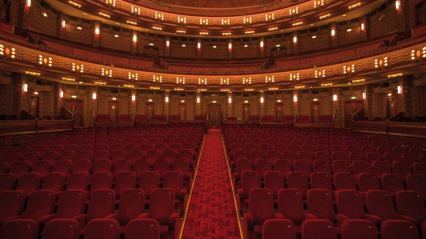 De Amsterdamse bioscoop Tuschinski is 100, en dat mag best een wonder worden genoemd