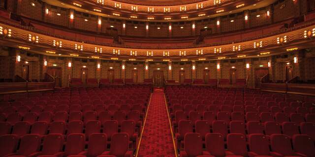 De Amsterdamse bioscoop Tuschinski is 100, en dat mag best een wonder worden genoemd