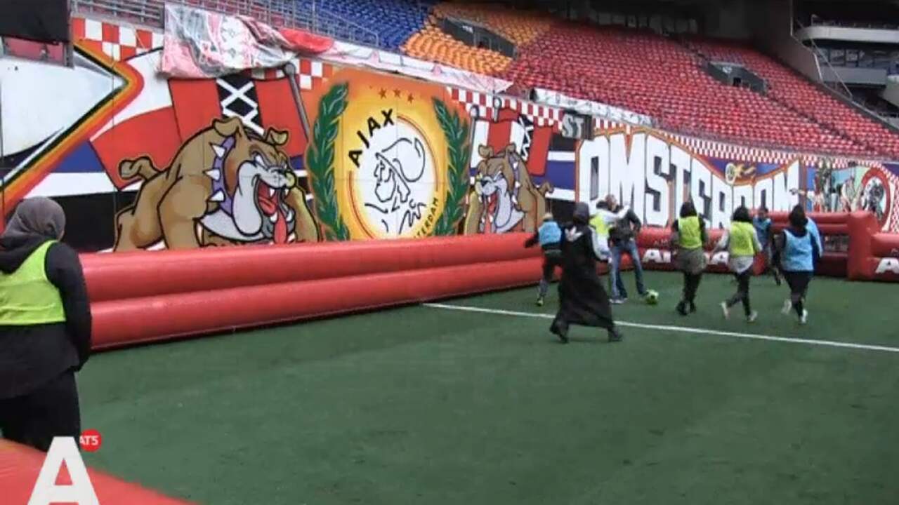 Jongeren uit sloppenwijken brengen bezoek aan Arena