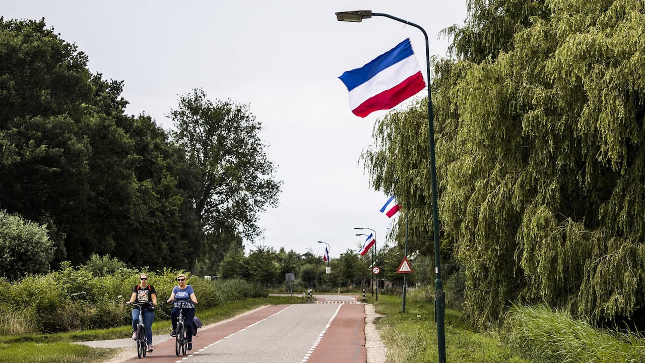 Provinces such as South Holland and Flevoland set deadlines for removing the inverted flags