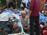 Patiënten liggen buiten nadat ze uit het ziekenhuis zijn gehaald in Kathmandu. 