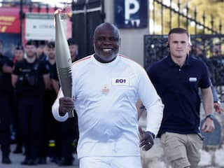 Olympische vlam begonnen aan estafette naar Parijs, ook Wüst draagt fakkel