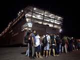 Syriërs aan boord van Grieks opvangschip op Kos
