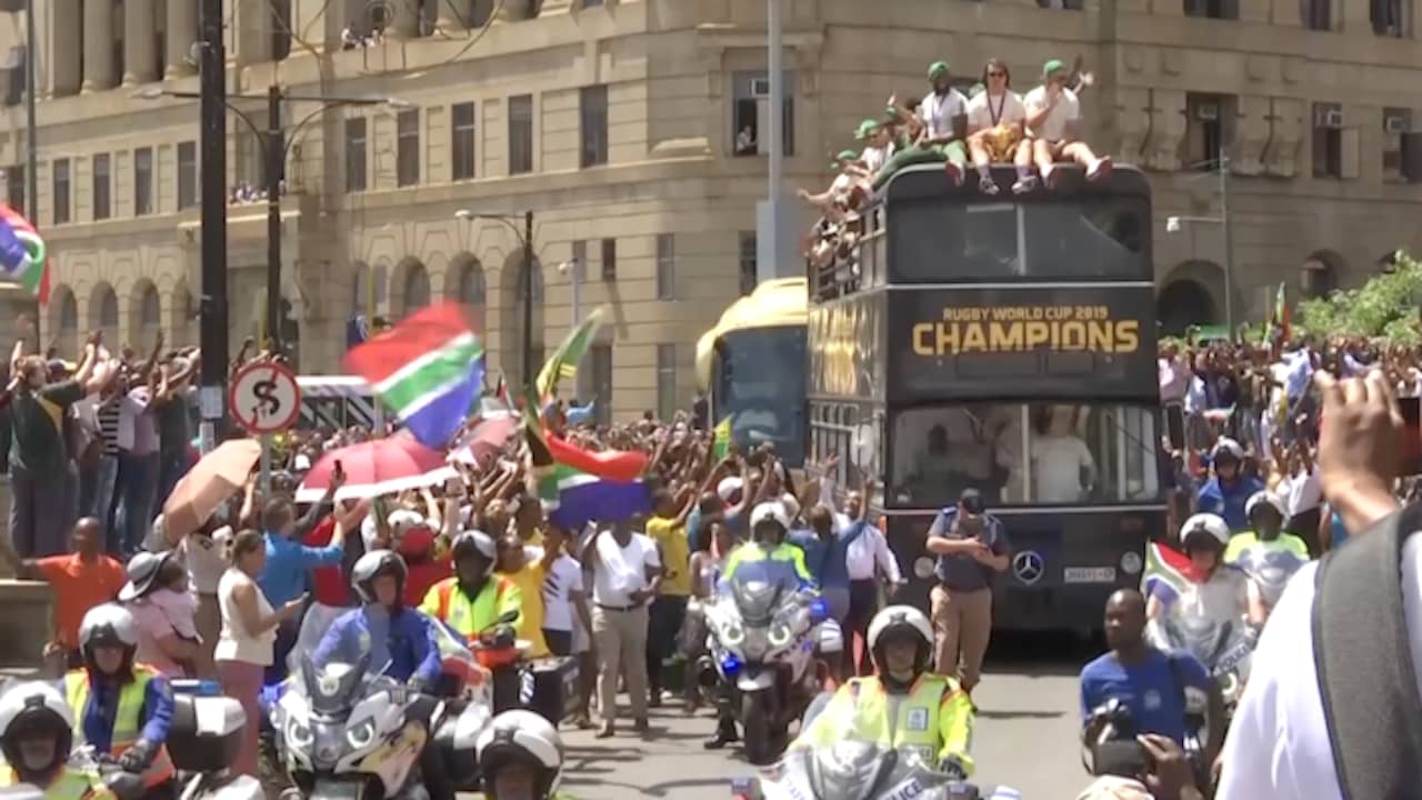 Duizenden fans onthalen Zuid-Afrikaans rugbyteam na winst WK