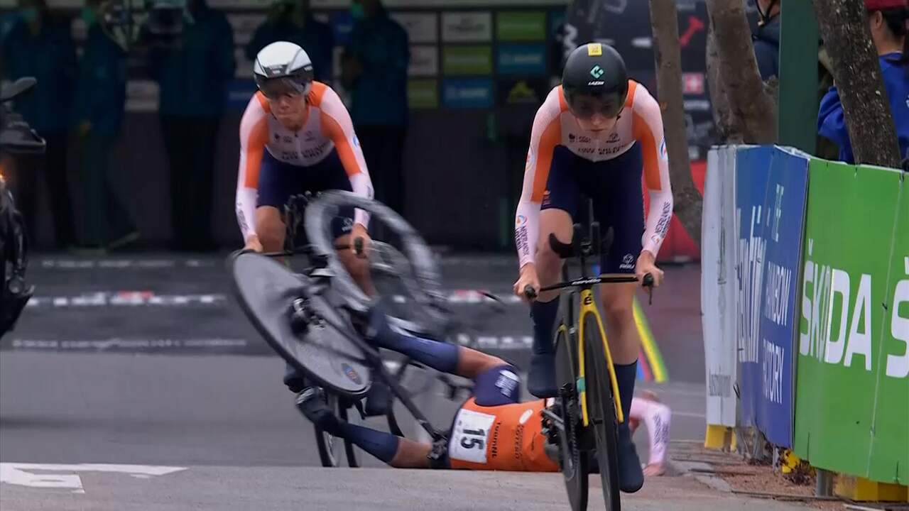 Beeld uit video: Van Vleuten komt hard ten val vlak na start tijdrit WK