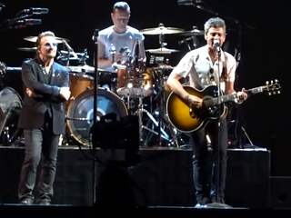 Video: Noel Gallagher en U2 spelen samen 'Don't Look Back in Anger'