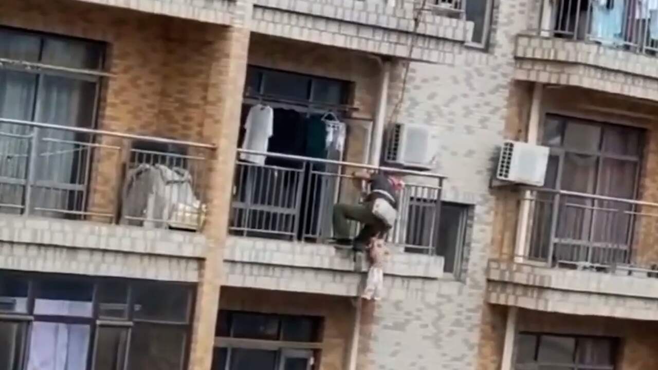 Beeld uit video: Bouwvakker redt peuter die aan balkon bungelt in China