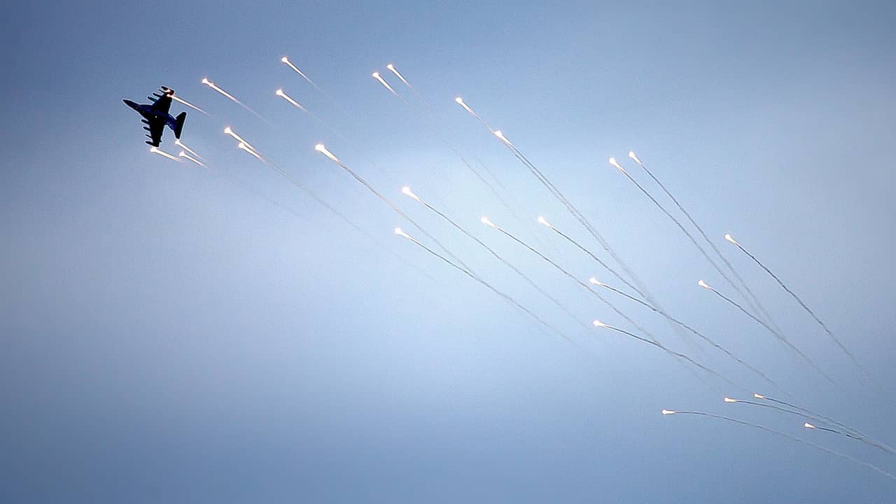 Руски изтребител над Украйна изстрелва т. нар. осветителни бомби.  Предназначен да заблуди украинските ракети.