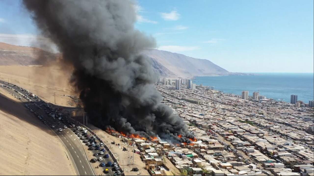 Beeld uit video: Grote brand verwoest honderd woningen in Chileense sloppenwijk