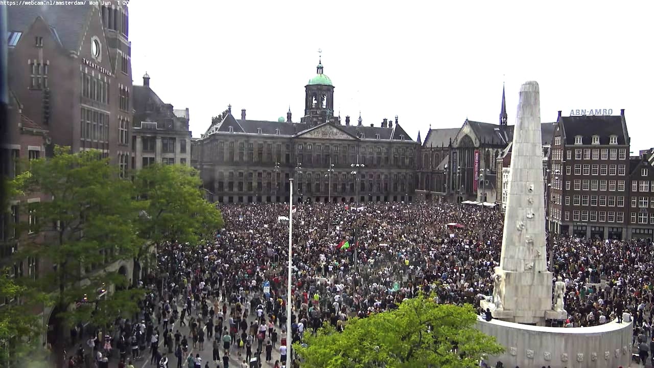 Beeld uit video: Afstand houden onmogelijk bij massale protestbijeenkomst Amsterdam