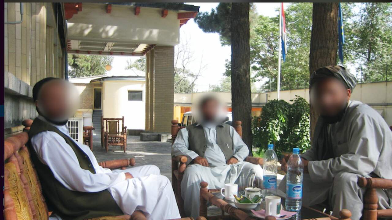 Augustus 2006: Afghaanse hulpverleners uit Uruzgan op bezoek bij de Nederlandse ambassade.