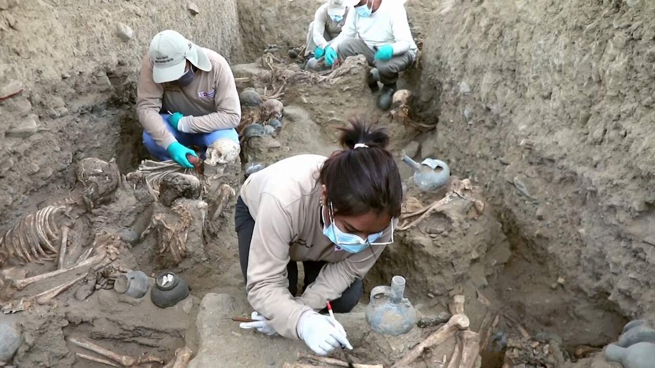 Beeld uit video: Archeologen graven eeuwenoude skeletten op uit massagraf in Peru