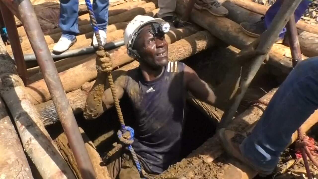 Beeld uit video: Reddingswerkers zoeken naar kompels in ondergelopen mijn Zimbabwe