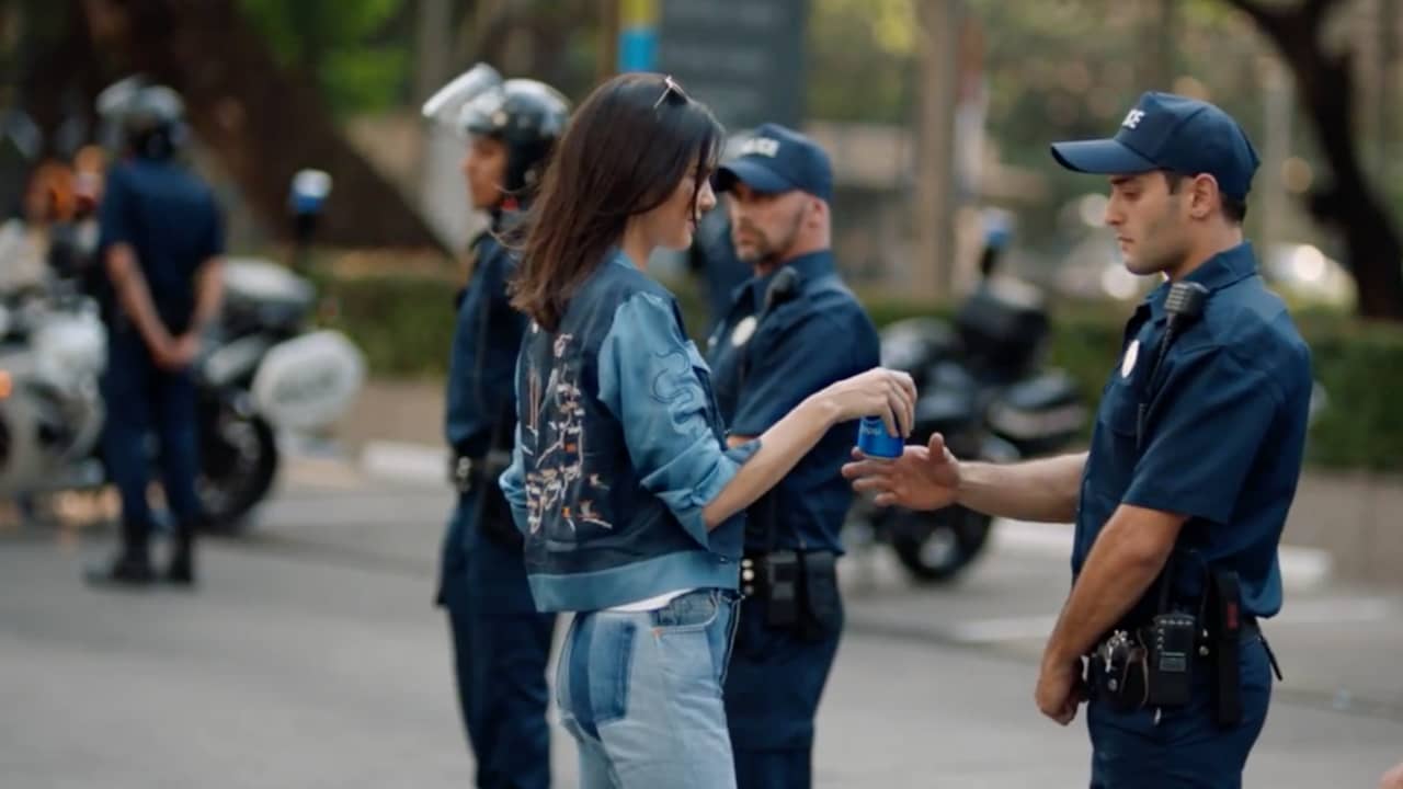 Beeld uit video: Waarom de nieuwe reclamespot met Kendall Jenner veel kritiek krijgt