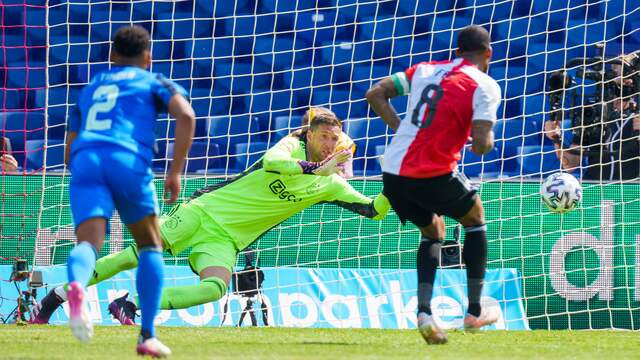 Doelman Maarten Stekelenburg keert de strafschop van Leroy Fer.