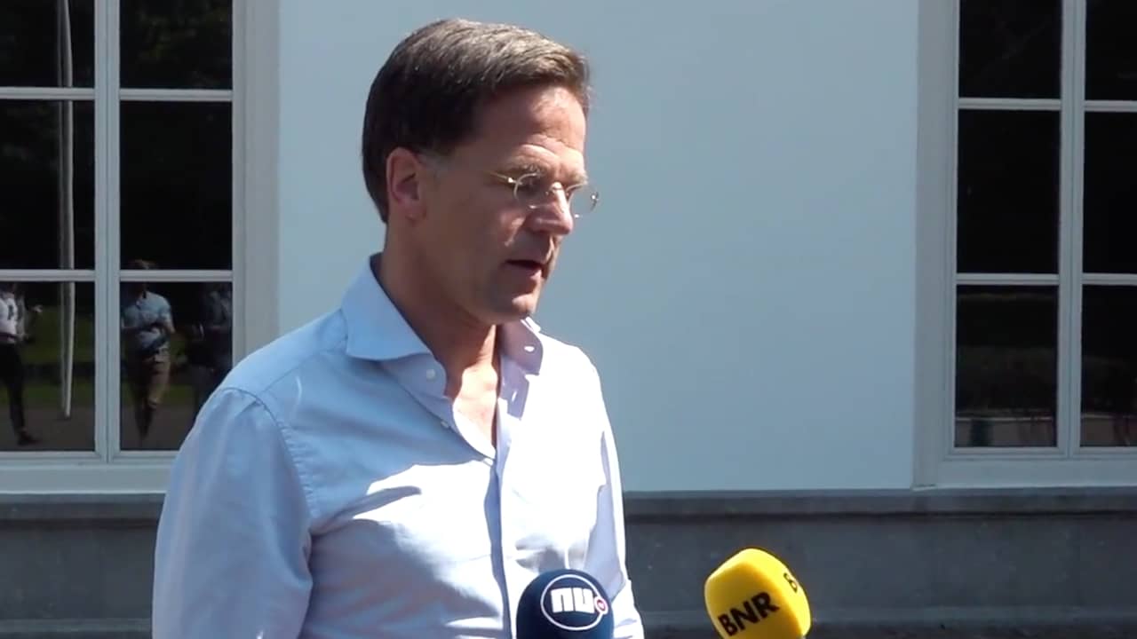 Beeld uit video: Premier Rutte gaat met demonstranten gesprek over racisme aan