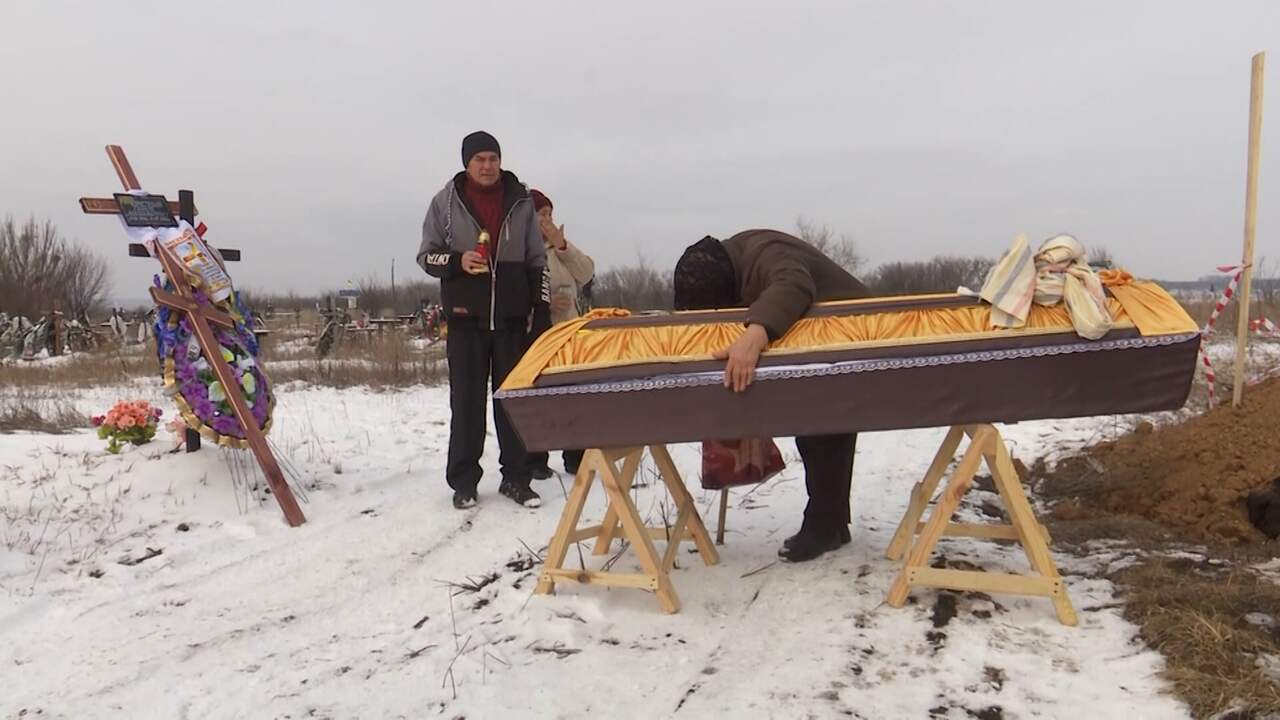 Beeld uit video: Oekraïners herbegraven lichamen uit massagraf Izium