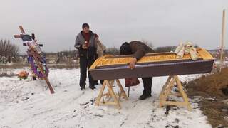 Oekraïners herbegraven lichamen uit massagraf Izium