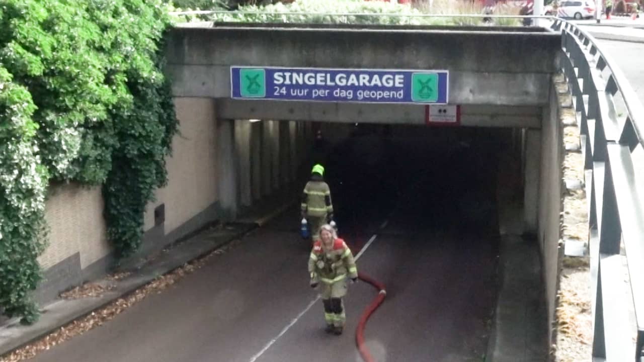 Beeld uit video: Brandweer bestrijdt vuur in ondergrondse parkeergarage Alkmaar