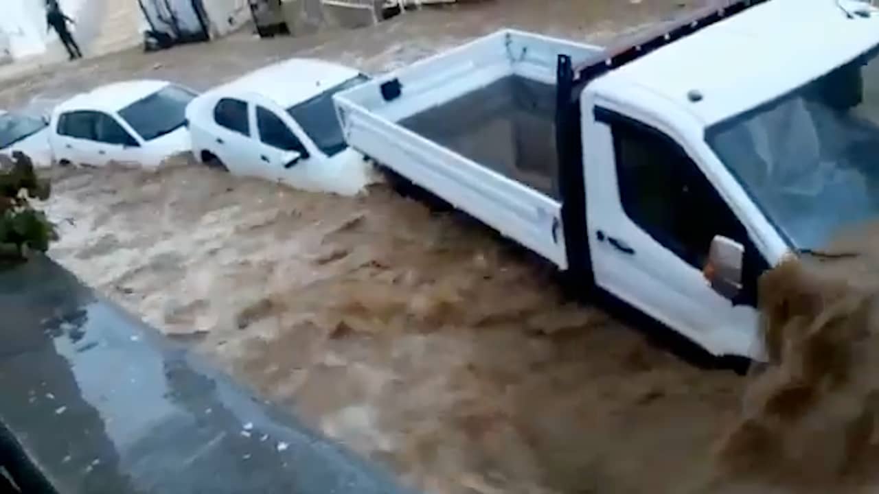 Beeld uit video: Auto's meegesleurd door overstromingen in Bodrum