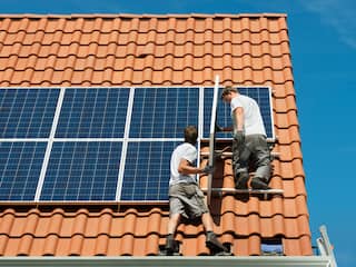 Energieleveranciers weren of ontmoedigen eigenaren van zonnepanelen