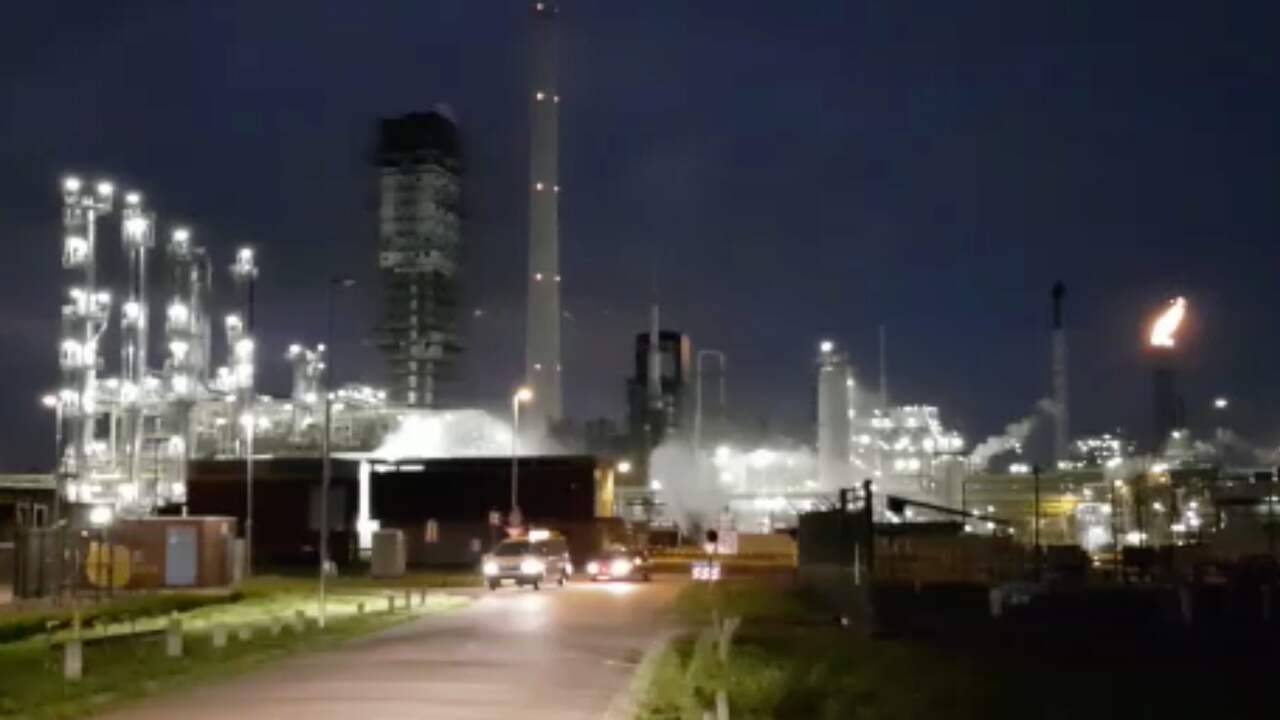 Hulpdiensten stoppen lekkage fluorwaterstof bij Shell Pernis Rotterdam