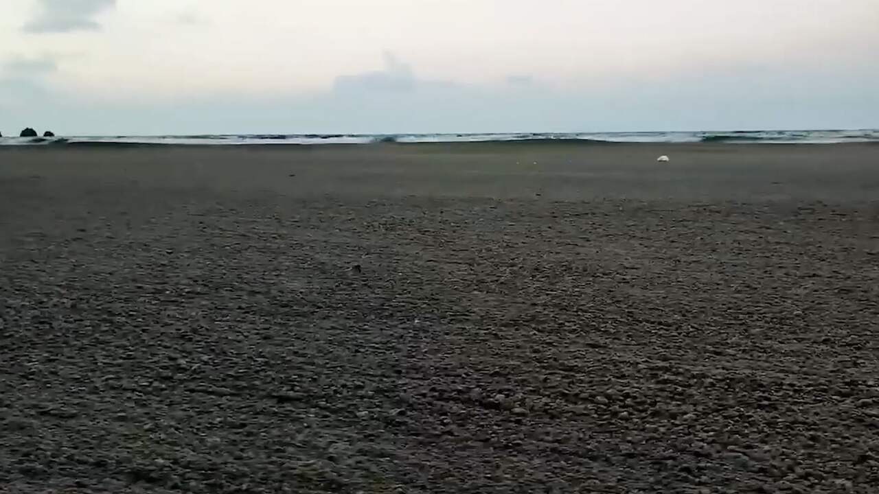Beeld uit video: Filipijns strand kleurt zwart door vulkanische as