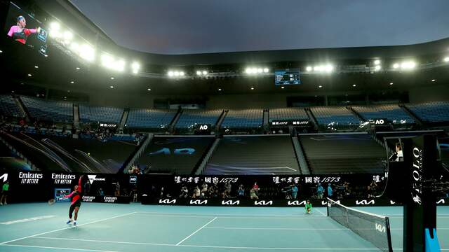 Vanwege het coronavirus bleven de tribunes van de Rod Laver Arena leeg.