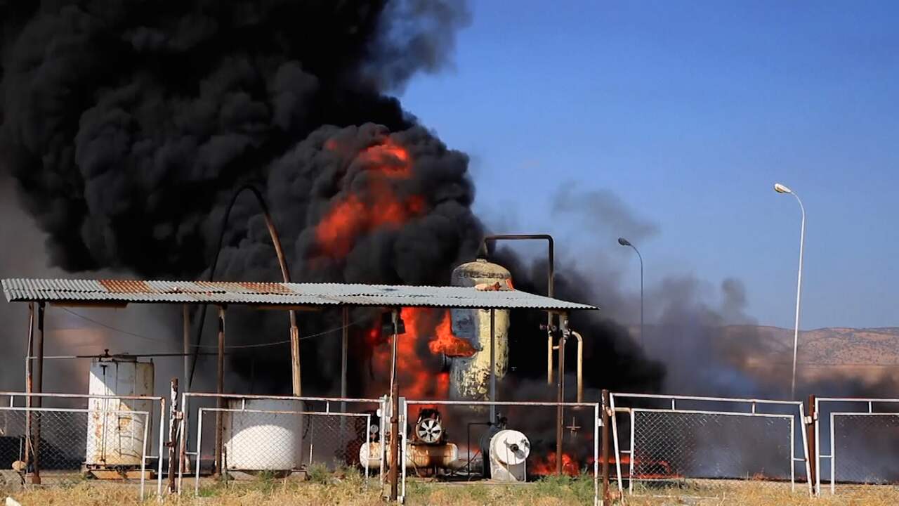 Beeld uit video: Vlammenzee Syrisch olieveld na Turks bombardement