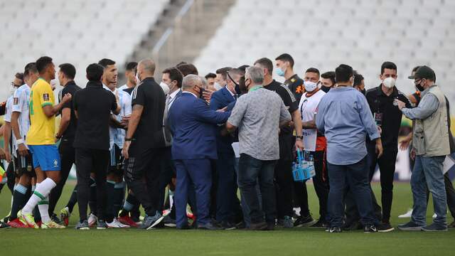 Officials in pakken wilden de vier Argentijnse spelers van het veld verwijderen.