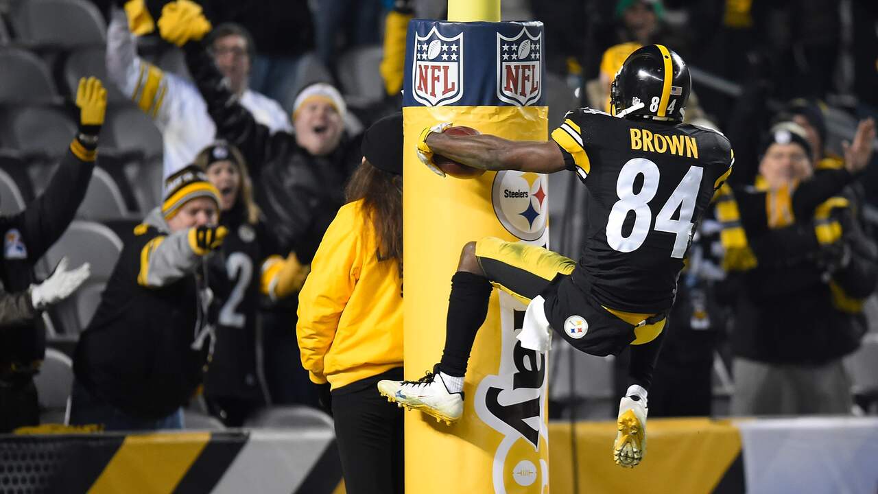 Beeld uit video: NFL-speler loopt na touchdown tegen paal aan