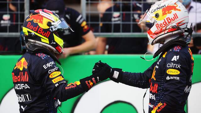Sergio Pérez en Max Verstappen feliciteren elkaar na de voor Red Bull succesvol verlopen kwalificatie.